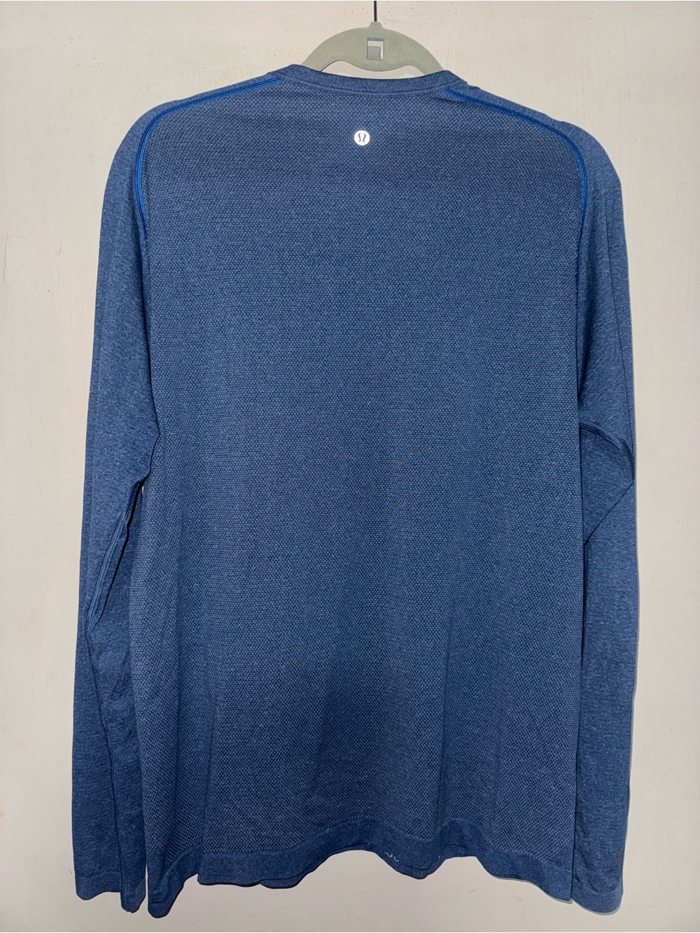 lululemon athletica Men's Heathered Blue Long-Sleeve Henley - Picture 5 of 9